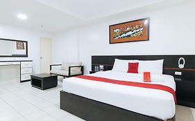 Reddoorz Plus At Evangelista Street Makati